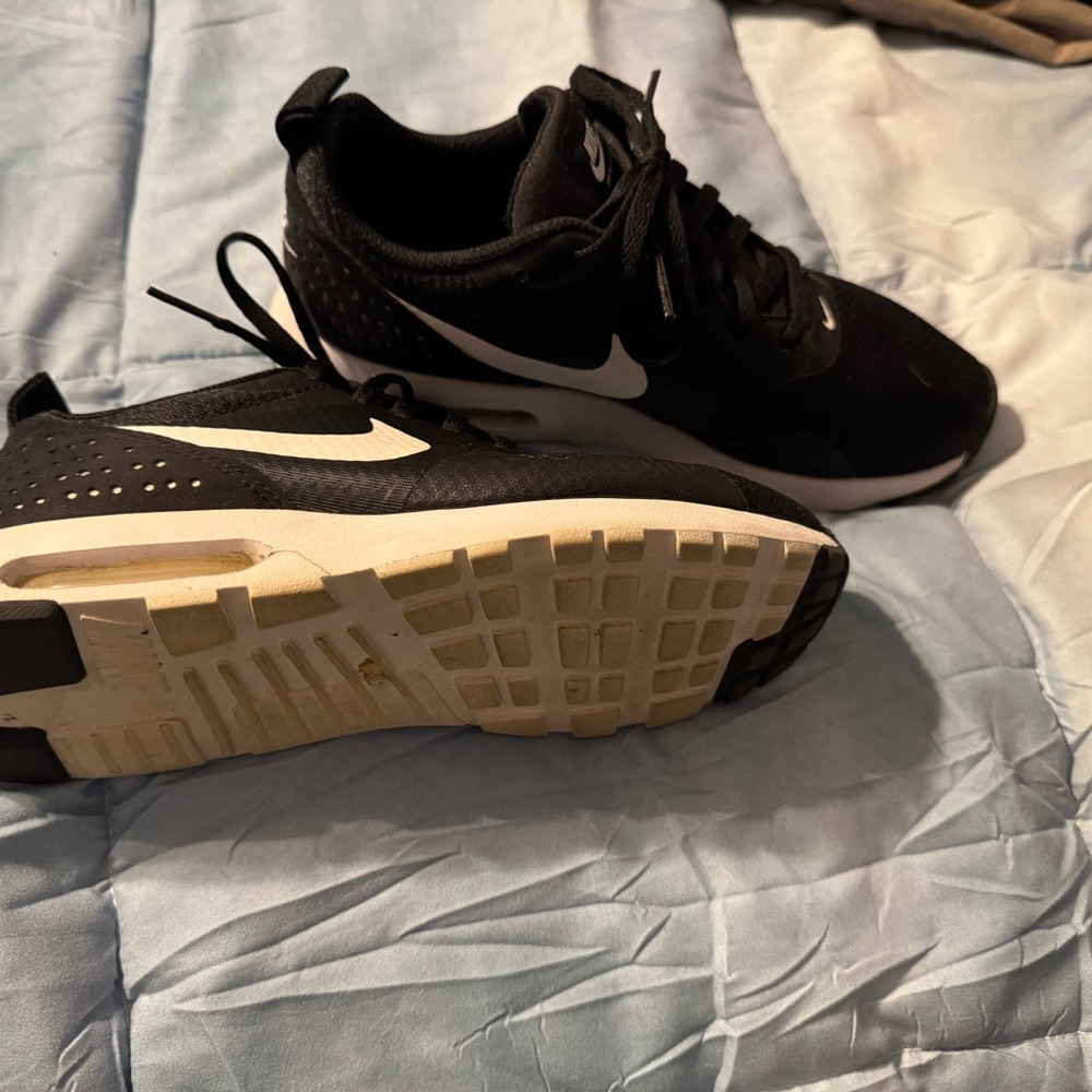 Nike Black and White Sneakers Women’s Size 7 . In great shape.